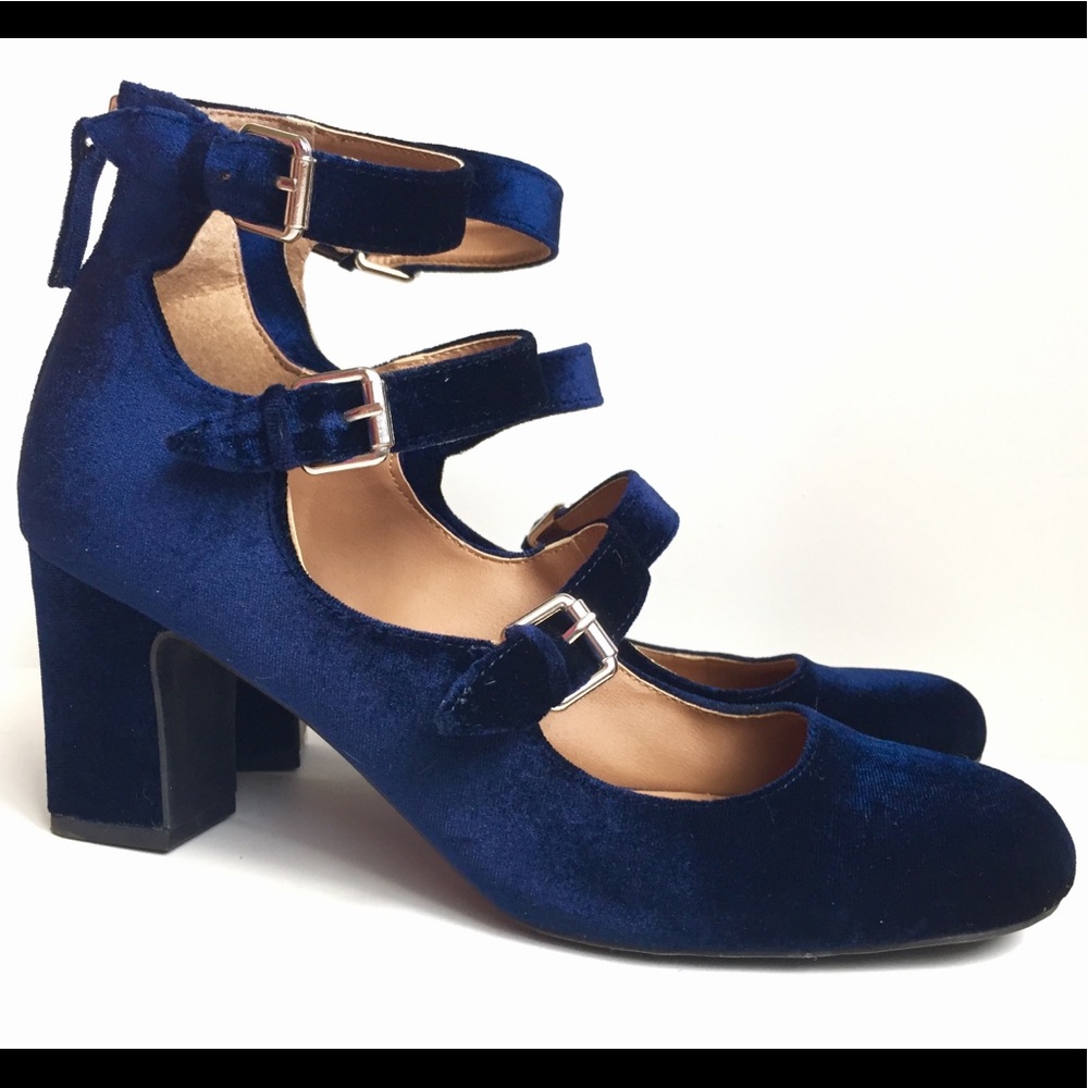 Lightly used Navy Blue velvet heels! 🦋💙🦋